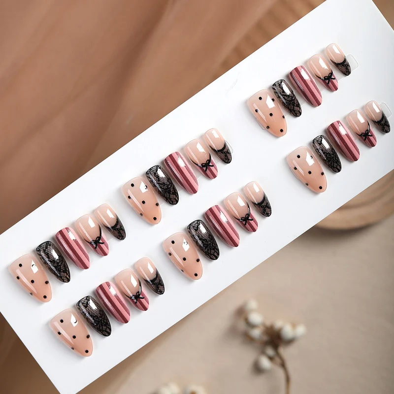 Kunstnagelset mit eleganten Schleifen- und Spitzenakzenten Karnz