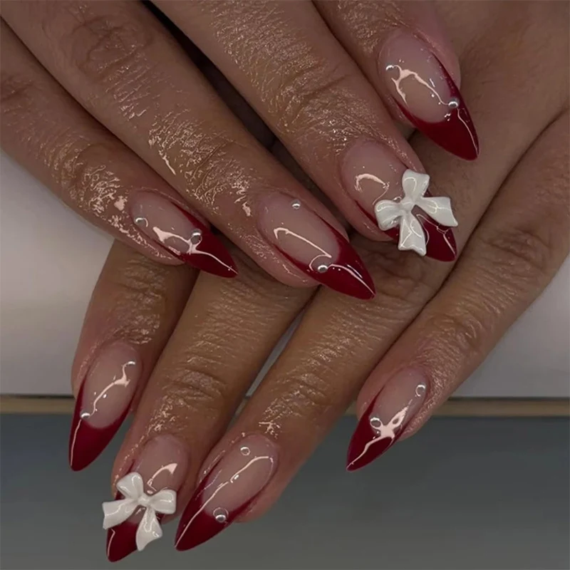 Kunstnagelset mit eleganten Schleifen und Glitzerakzenten Karnz