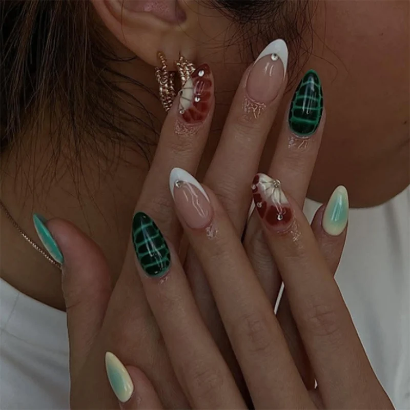 Kunstnagelset mit eleganten Mustern und kreativen Designs Karnz