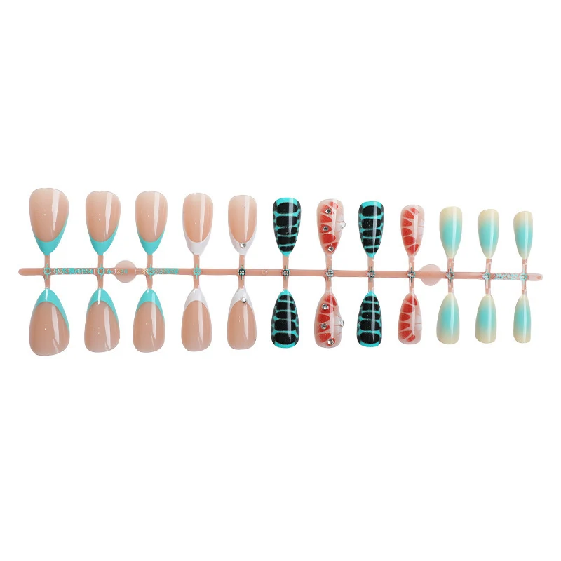 Kunstnagelset mit eleganten Mustern und kreativen Designs Karnz