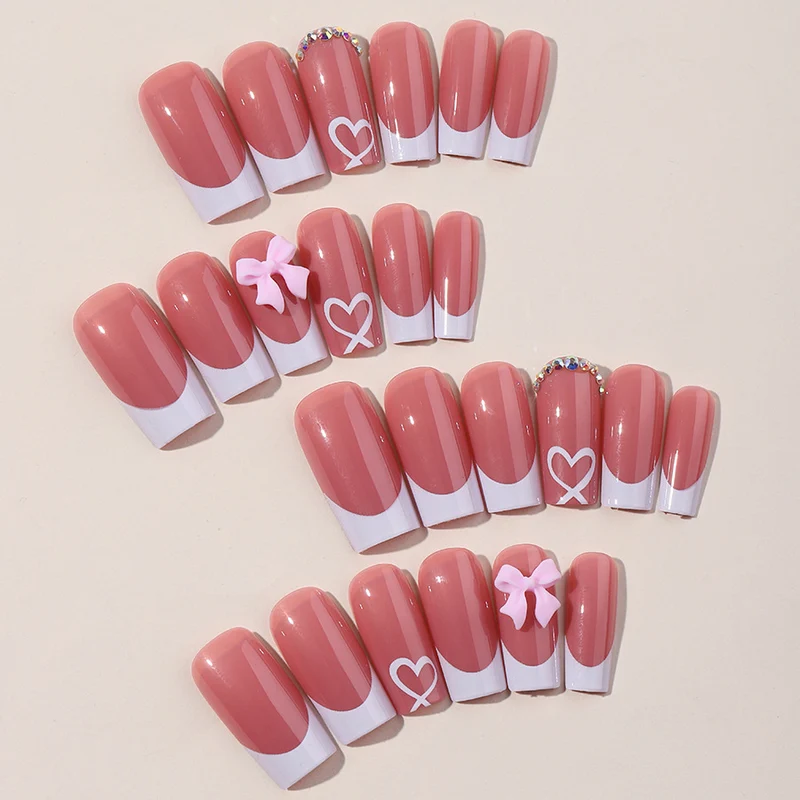 Kunstnagelset mit eleganten Motiv- und Glitzerdetails Karnz