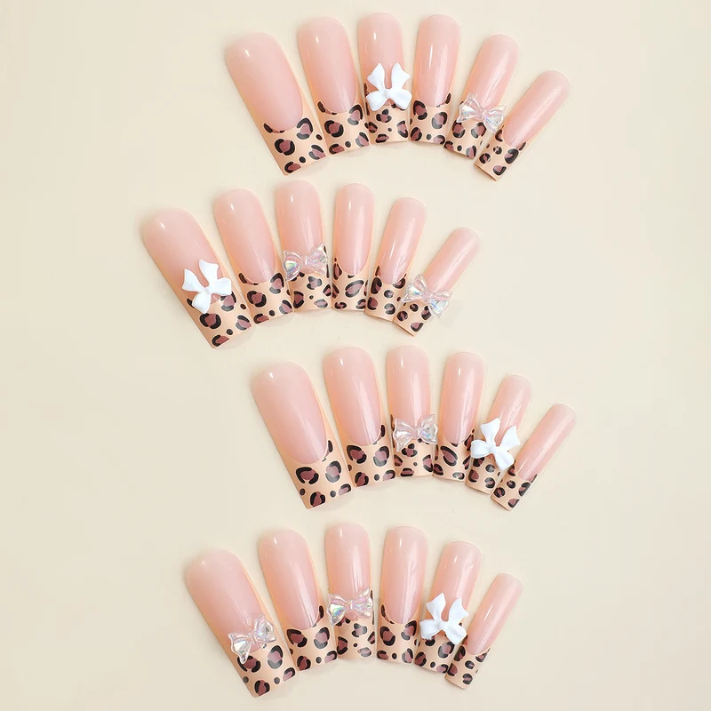 Kunstnagelset mit eleganten Kristallapplikationen Karnz