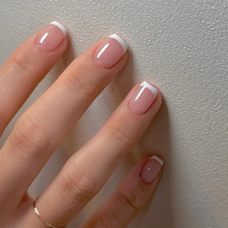 Kunstnagelset mit eleganten Kristallapplikationen Karnz