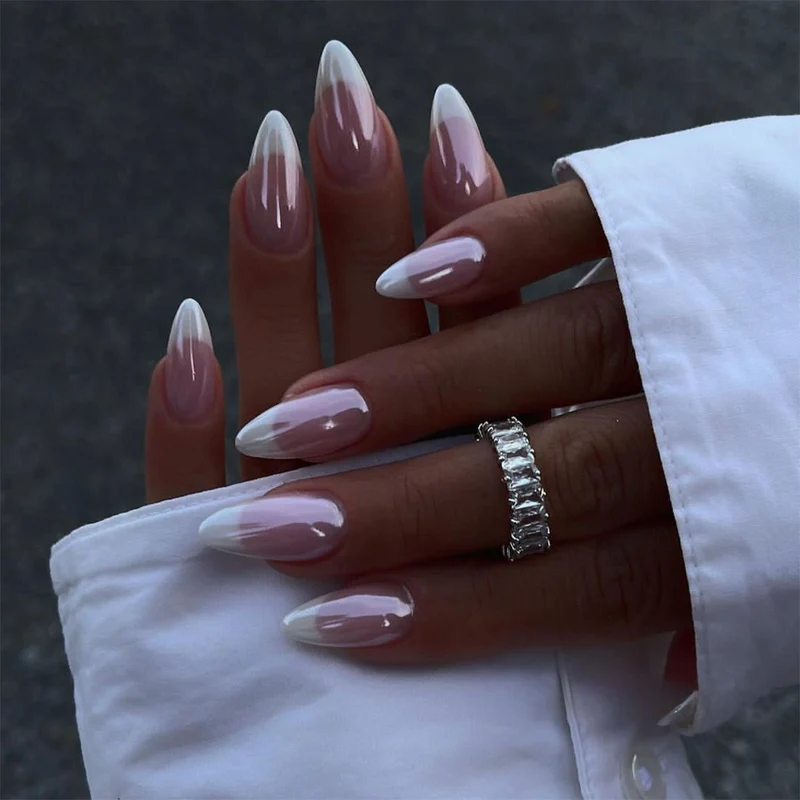Kunstnagelset mit eleganten Kristallapplikationen Karnz