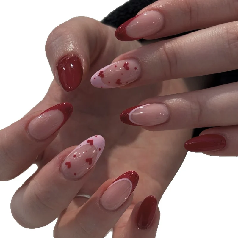 Kunstnagelset mit eleganten Herz-Akzenten und Glanz Karnz