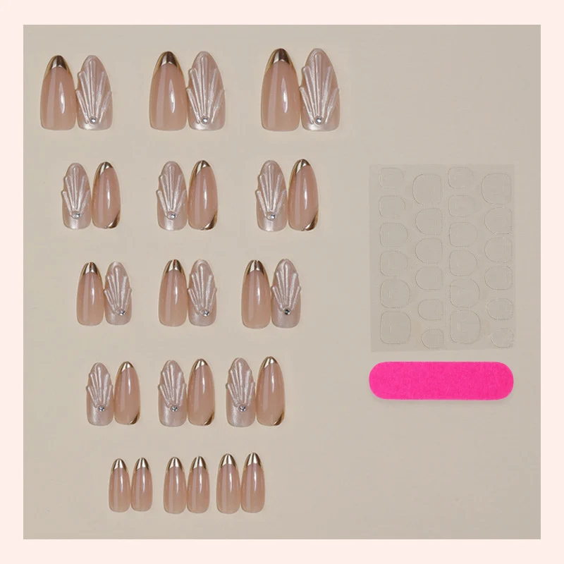Kunstnagelset mit eleganten Goldspitzen und kunstvollen Verzierungen Karnz