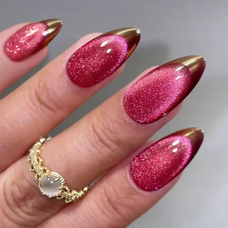 Kunstnagelset mit eleganten Goldspitzen Karnz