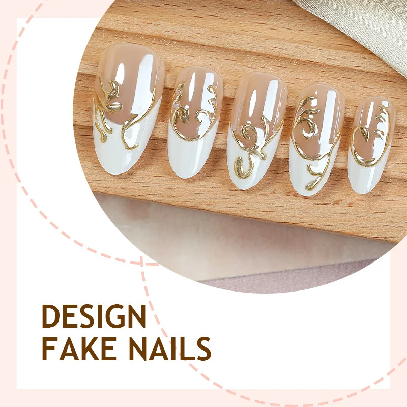 Kunstnagelset mit eleganten goldenen Verzierungen Karnz
