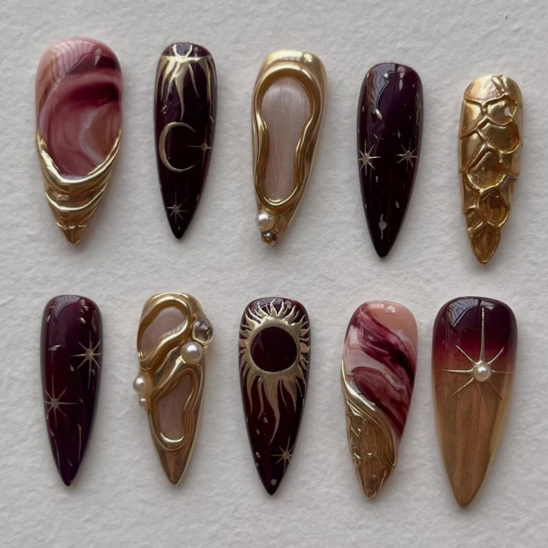 Kunstnagelset mit eleganten Goldakzenten und einzigartigen Designs Karnz