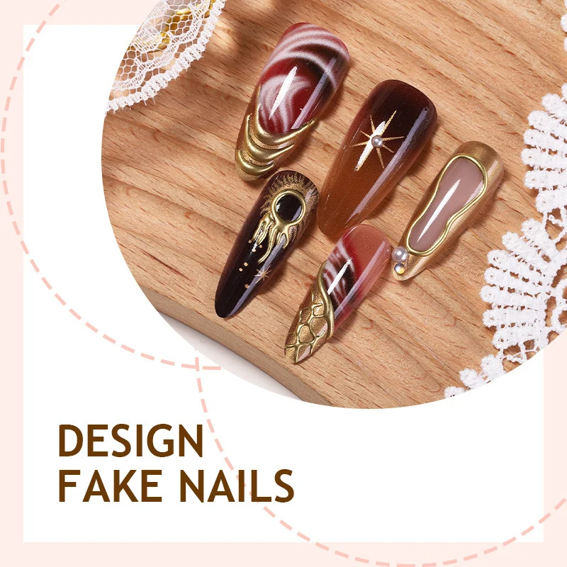 Kunstnagelset mit eleganten Goldakzenten und einzigartigen Designs Karnz