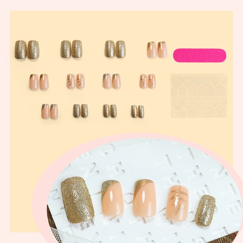 Kunstnagelset mit eleganten Goldakzenten Karnz