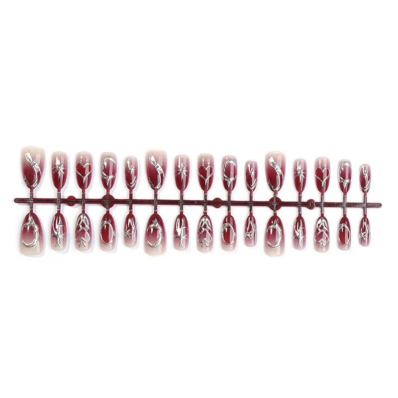 Kunstnagelset mit eleganten Glitzerakzenten und floralen Details Karnz