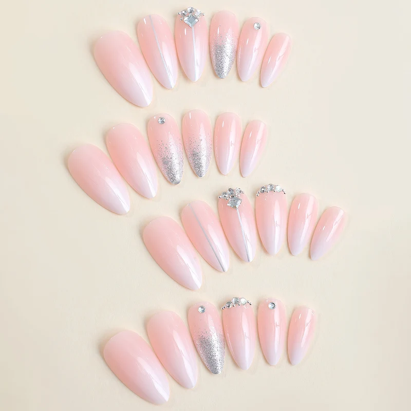 Kunstnagelset mit eleganten Glitzerakzenten Karnz