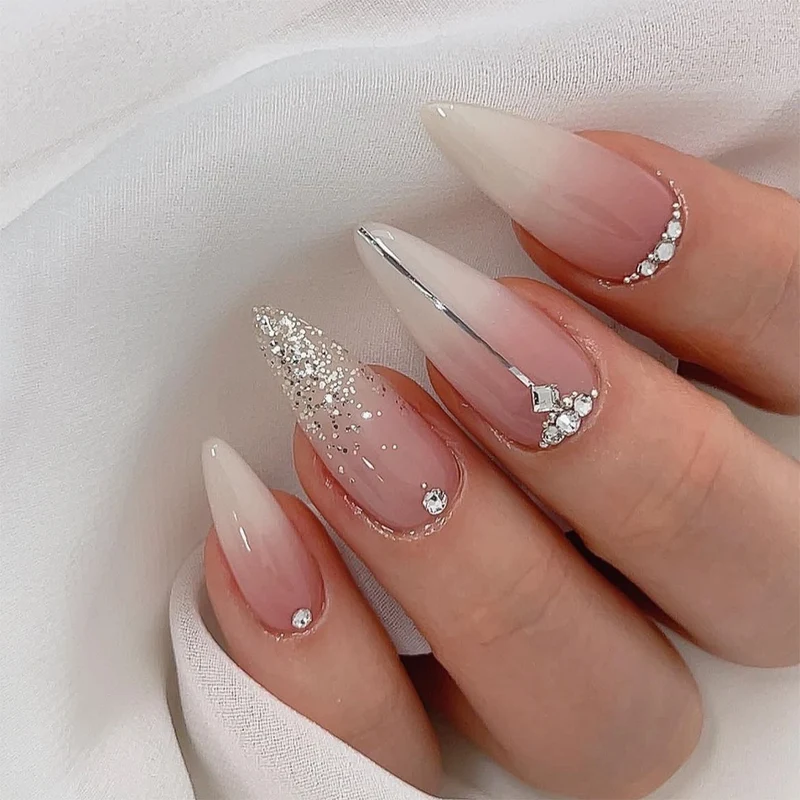 Kunstnagelset mit eleganten Glitzerakzenten Karnz