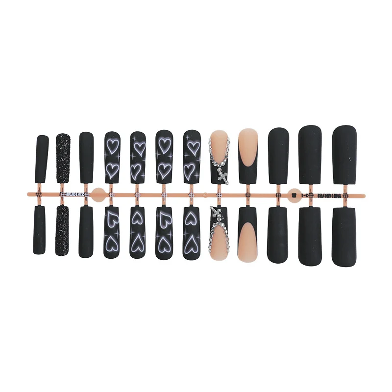 Kunstnagelset mit eleganten Glitzer- und Herzdesigns Karnz