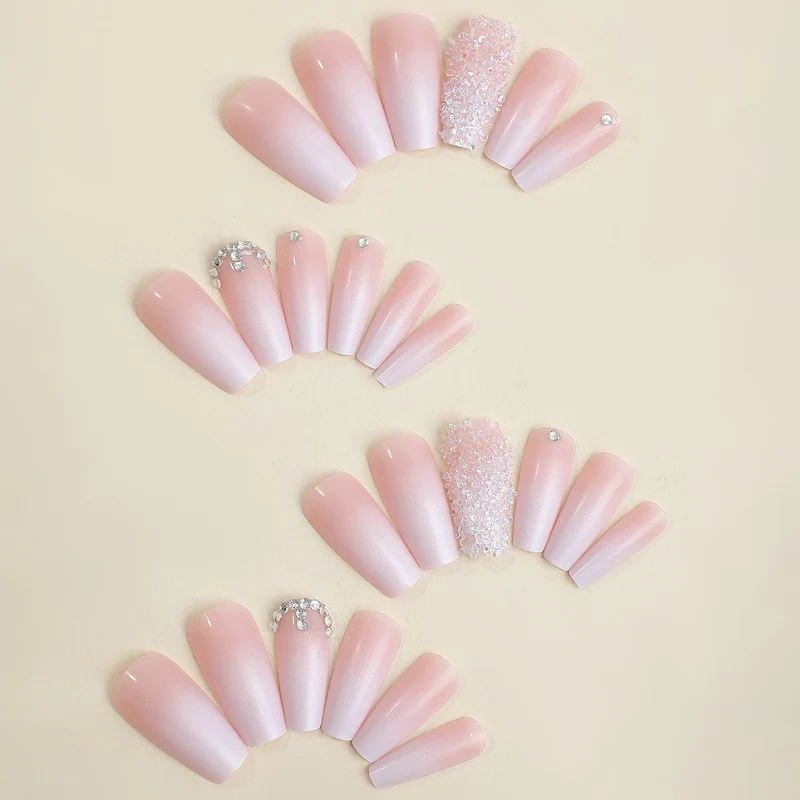 Kunstnagelset mit eleganten Glitzer- und Blütenverzierungen Karnz