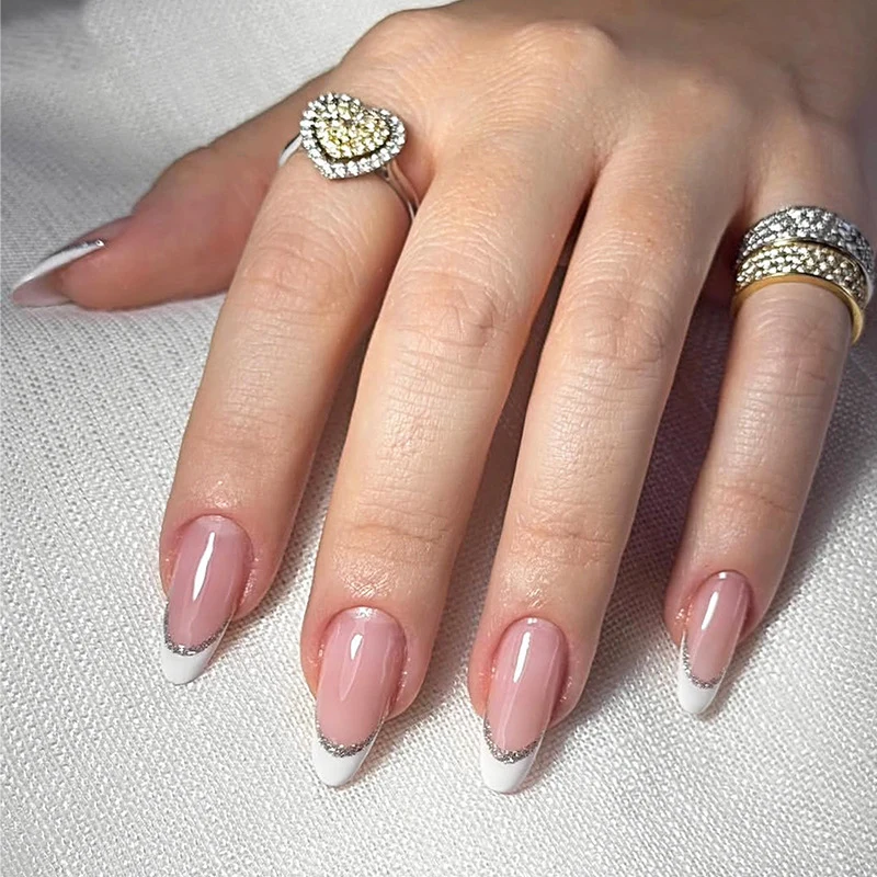 Kunstnagelset mit eleganten Glitterakzenten Karnz