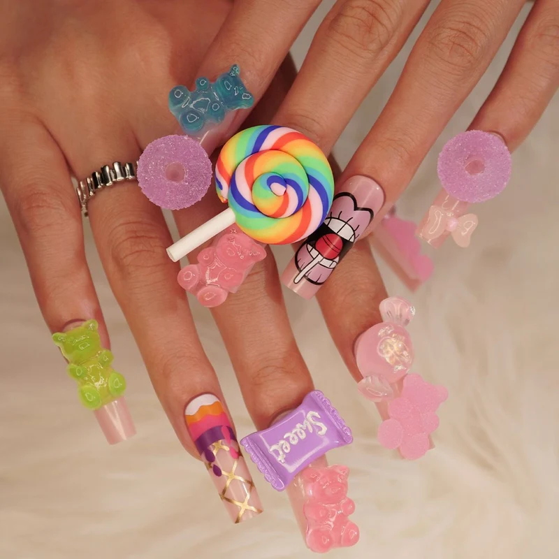 Kunstnagelset mit eleganten French Tips Karnz