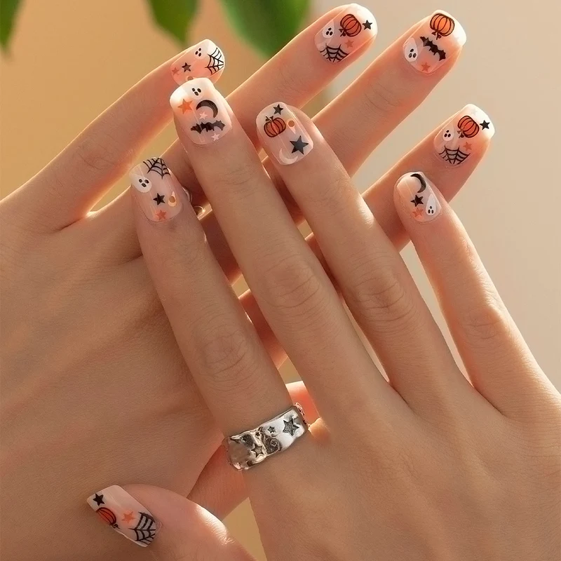 Kunstnagelset mit eleganten French Tips Karnz
