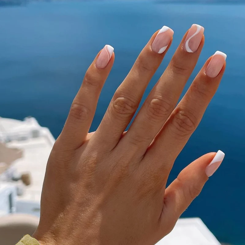 Kunstnagelset mit eleganten French Tips Karnz