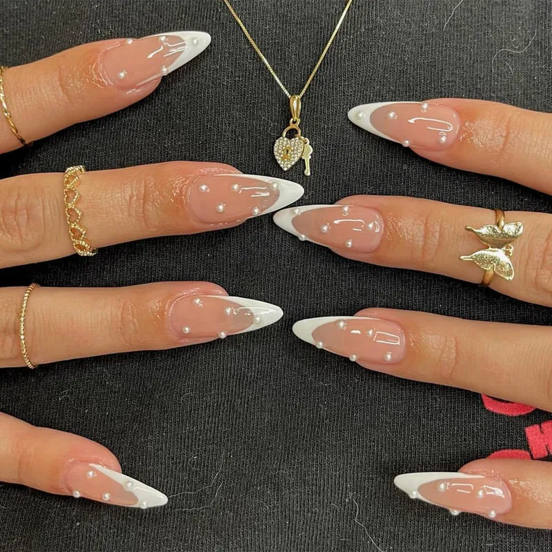 Kunstnagelset mit eleganten French Tips Karnz