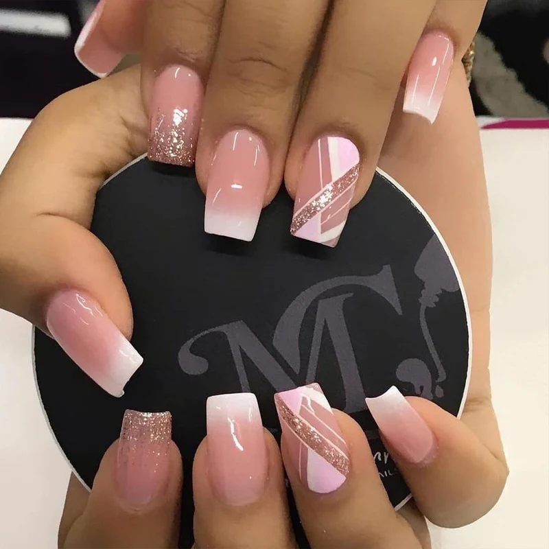 Kunstnagelset mit eleganten French Tips Karnz