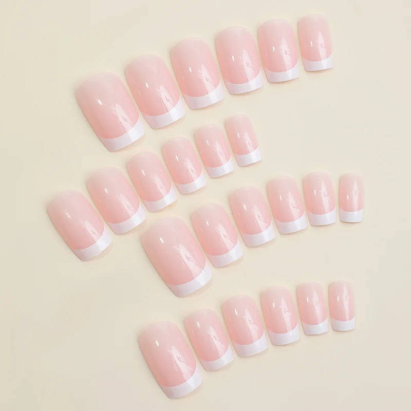 Kunstnagelset mit eleganten French-Tipp Verzierungen Karnz