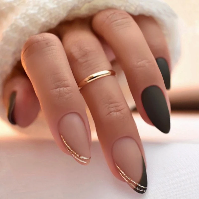 Kunstnagelset mit eleganten Formen und Oberflächen Karnz