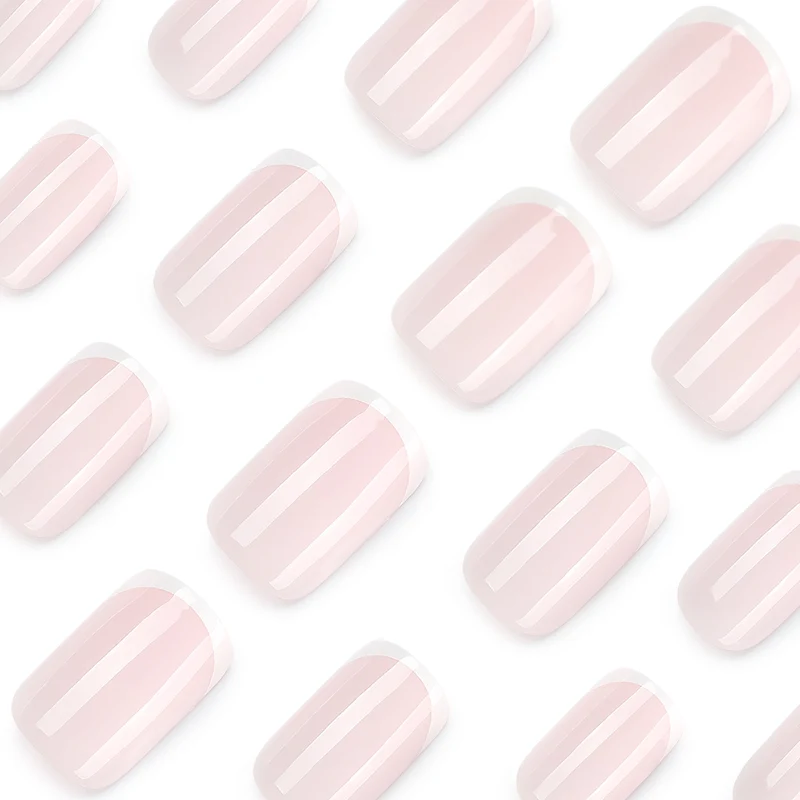 Klassische Nagelverlängerungen mit eleganten French-Spitzen Karnz