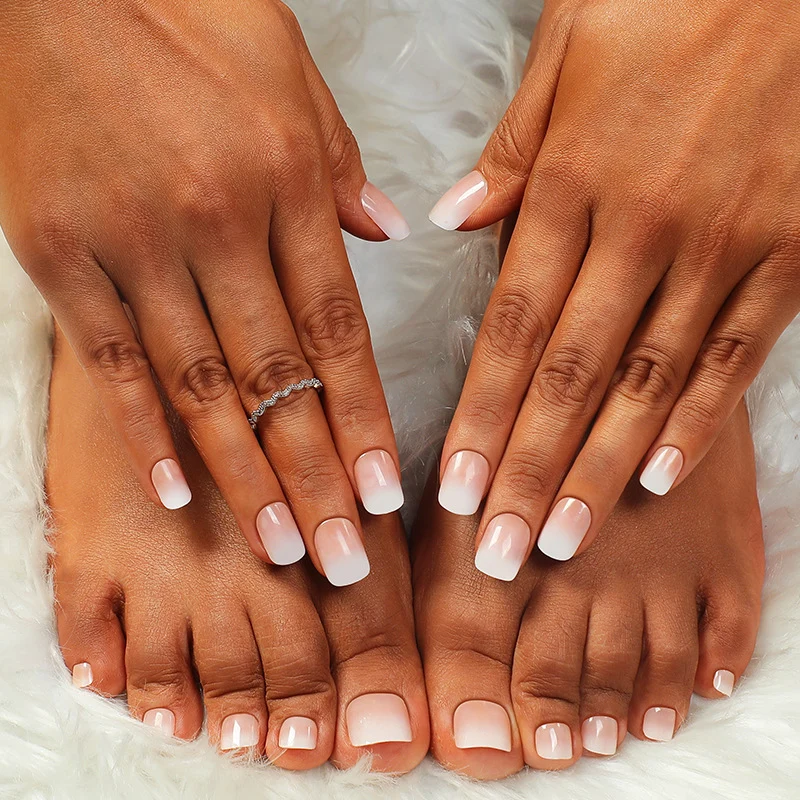Kunstnagelset mit eleganten Formen und glattem Finish Karnz