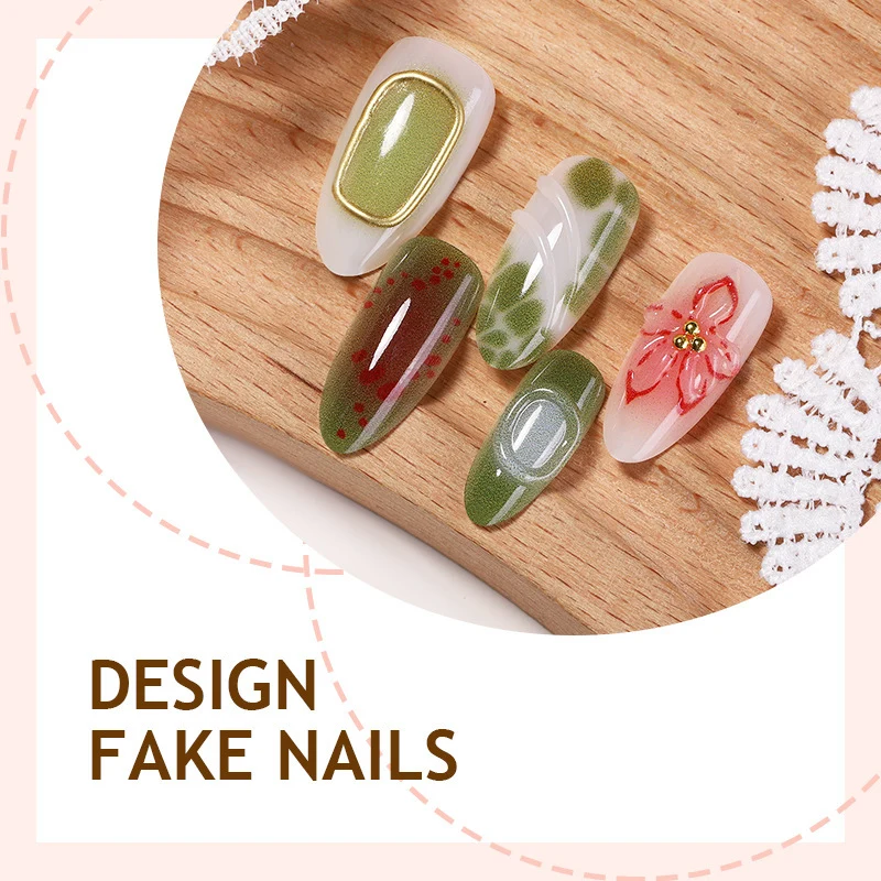 Kunstnagelset mit eleganten floralen und goldenen Akzenten Karnz