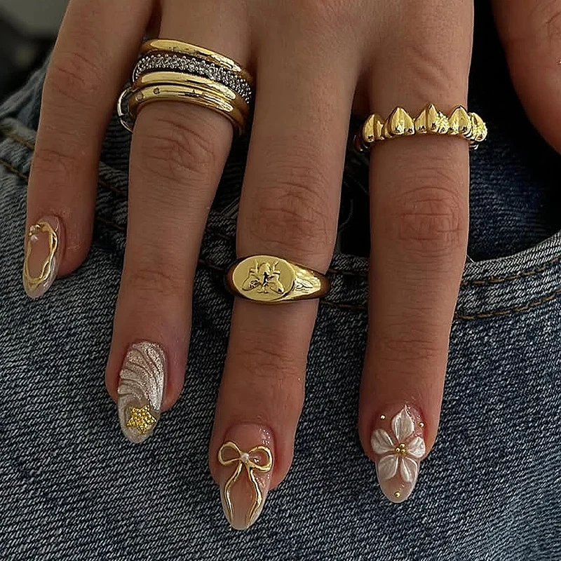 Kunstnagelset mit eleganten floralen Detailverzierungen Karnz