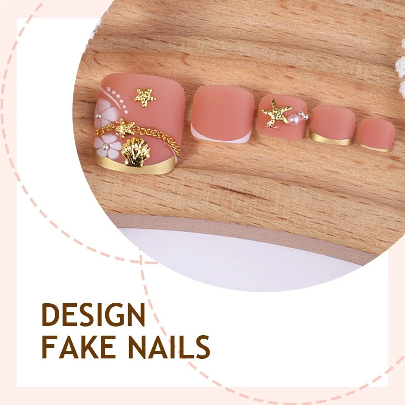 Kunstnagelset mit eleganten, floralen Akzenten und goldenen Verzierungen Karnz