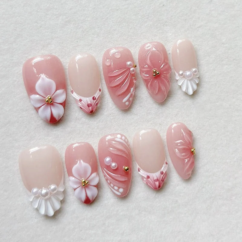 Kunstnagelset mit eleganten floralen Akzenten Karnz