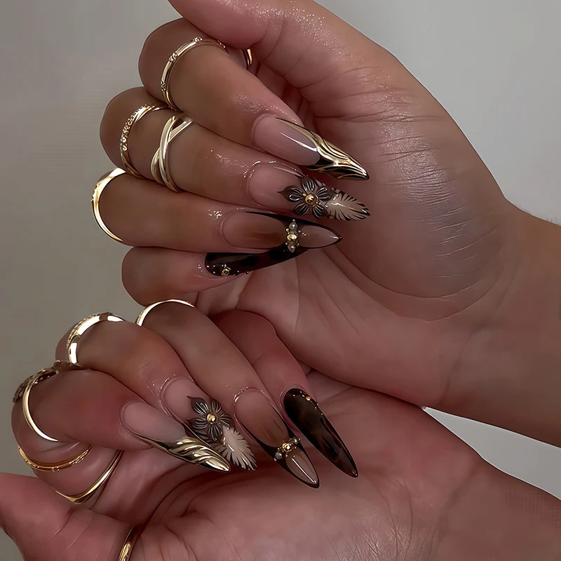 Kunstnagelset mit eleganten floralem Design und spektakulären Glitzerakzenten Karnz