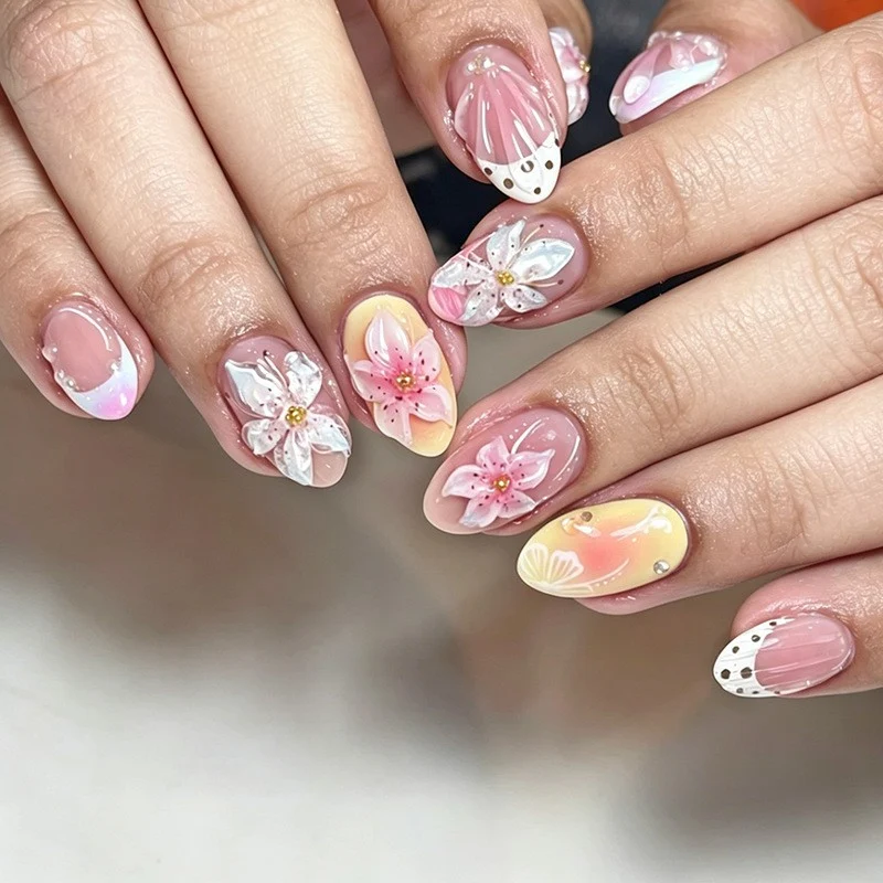 Kunstnagelset mit eleganten floralem Design und Glitzerakzenten Karnz