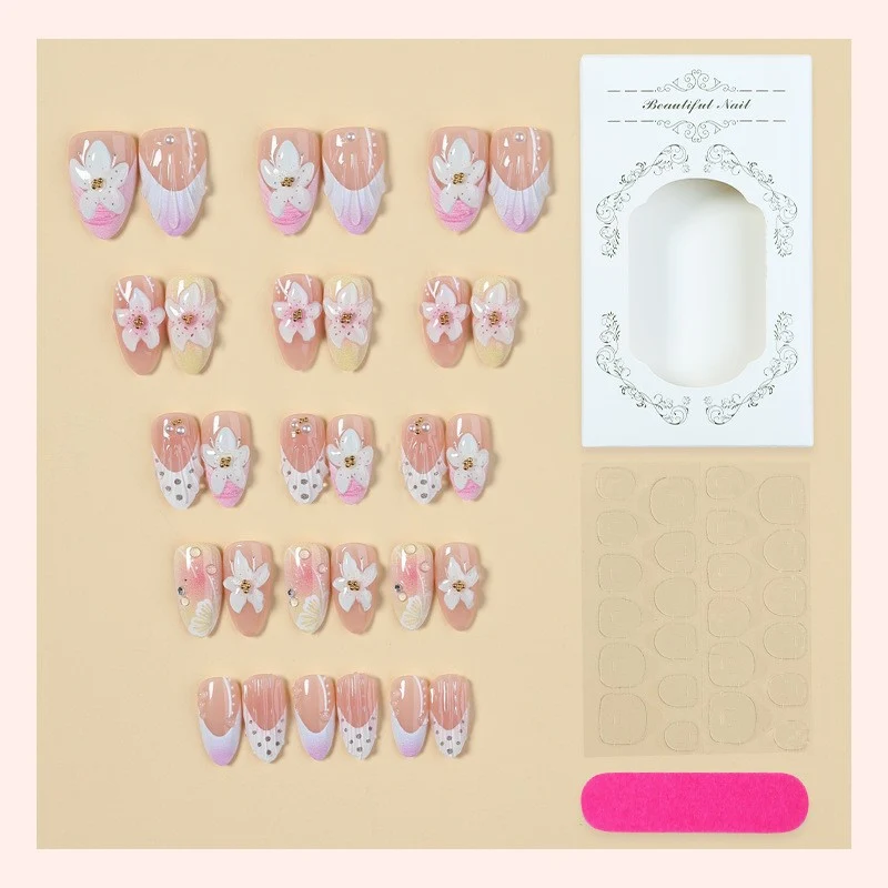 Kunstnagelset mit eleganten floralem Design und Glitzerakzenten Karnz