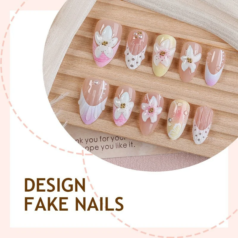 Kunstnagelset mit eleganten floralem Design und Glitzerakzenten Karnz
