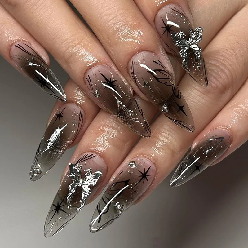 Kunstnagelset mit eleganten floralem Design und funkelnden Akzenten Karnz