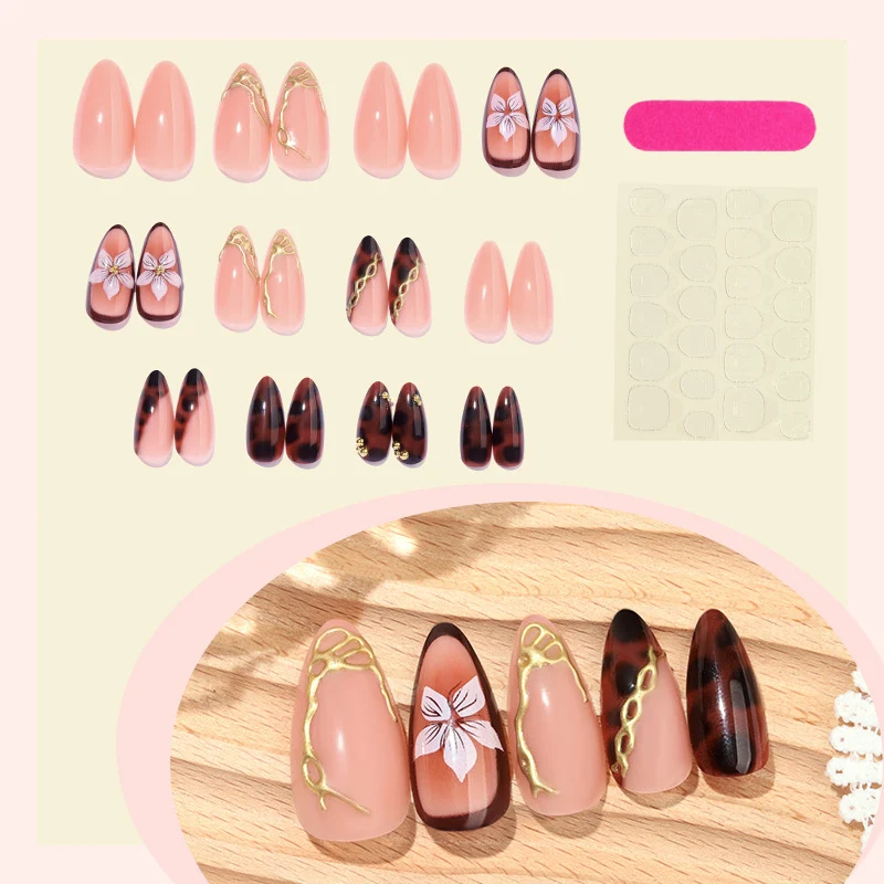 Kunstnagelset mit eleganten floralem Dekor und Glitzerelementen Karnz