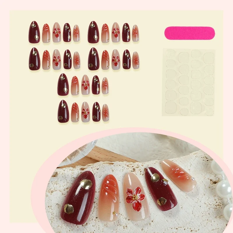 Kunstnagelset mit eleganten floralem Akzenten und Glitzerdetails Karnz