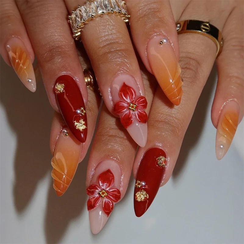 Kunstnagelset mit eleganten floralem Akzenten und Glitzerdetails Karnz
