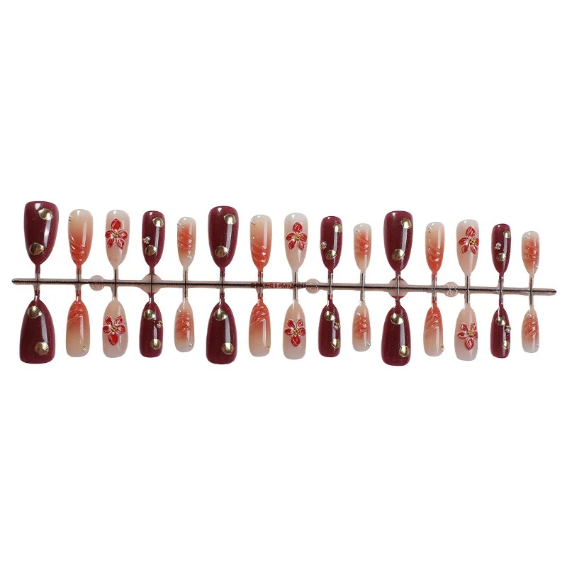 Kunstnagelset mit eleganten floralem Akzenten und Glitzerdetails Karnz