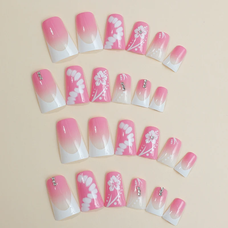 Kunstnagelset mit eleganten Floral-Designs und Glitzerakzenten Karnz