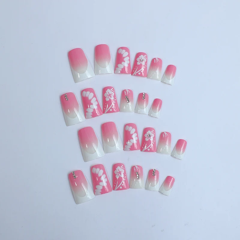 Kunstnagelset mit eleganten Floral-Designs und Glitzerakzenten Karnz