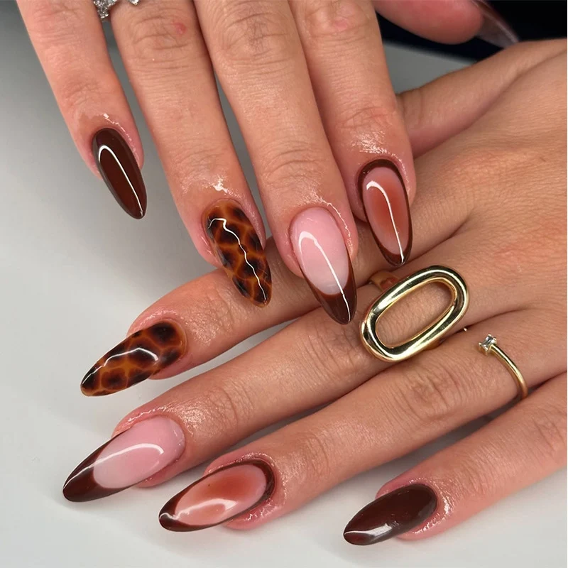 Kunstnagelset mit eleganten Farbverlauf und Leopardenmuster Karnz
