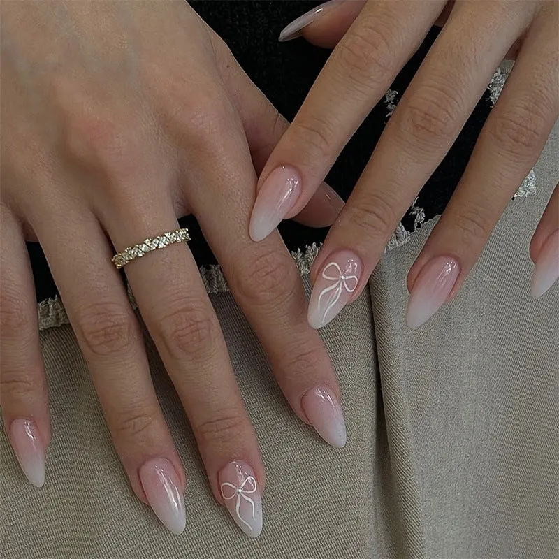 Kunstnagelset mit eleganten Designs und zarten Akzenten Karnz