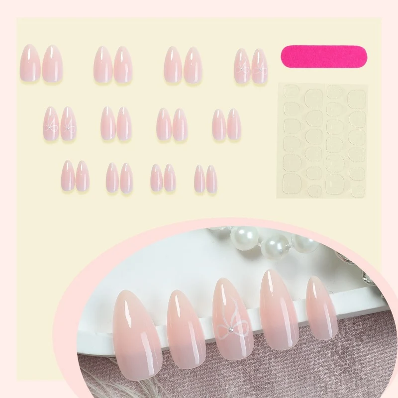 Kunstnagelset mit eleganten Designs und zarten Akzenten Karnz