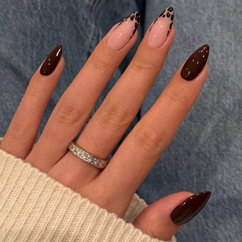 Kunstnagelset mit eleganten Designs Karnz