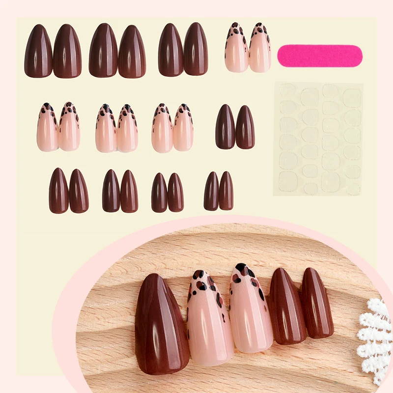 Kunstnagelset mit eleganten Designs Karnz